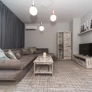 Fashionable 1bd Flat In The Centre Of Apartment